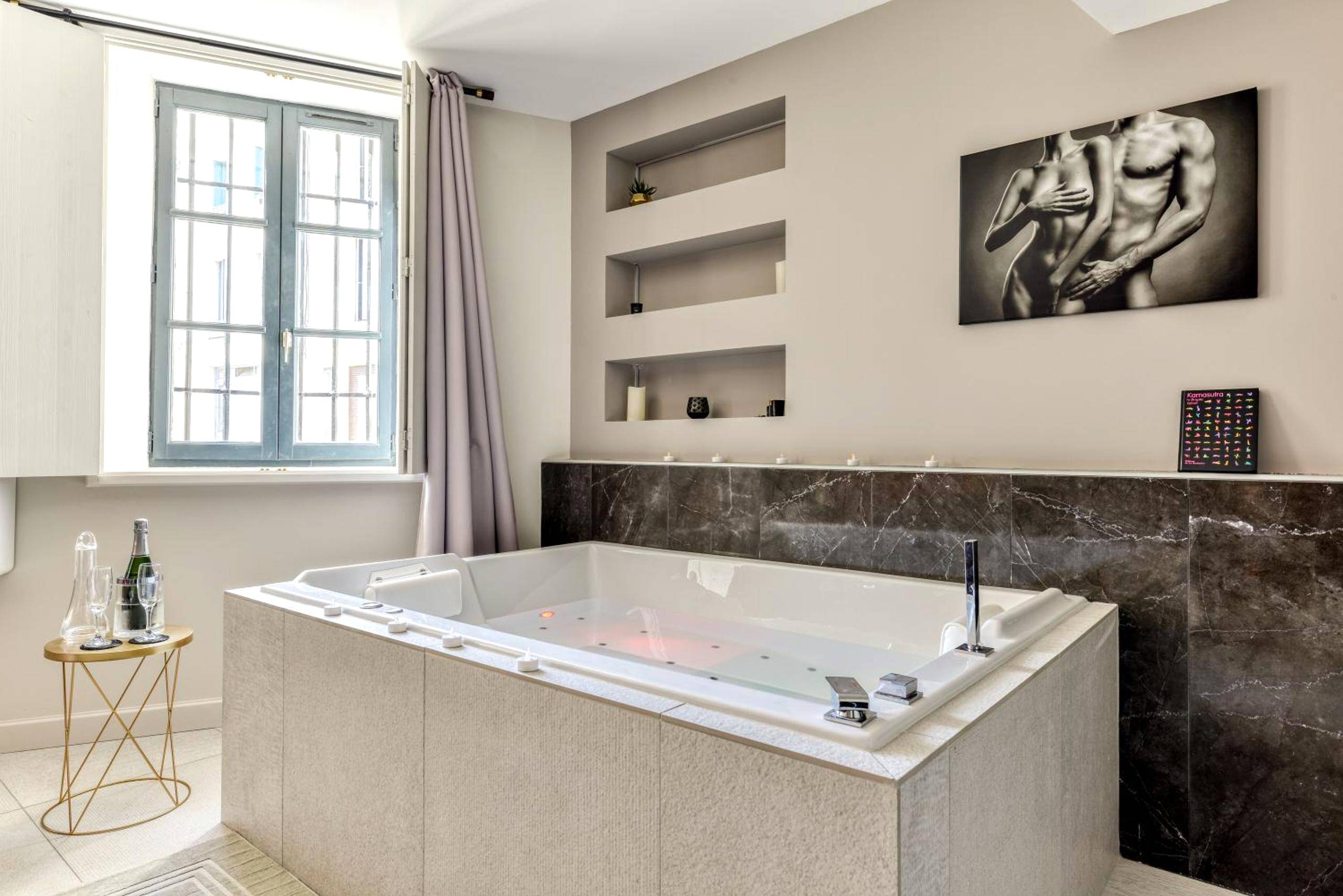 Jacuzzi rectangulaire sous un tableau artistique - Les Gîtes de Laure - O Lit Divin, Instant de volupté, BALNEO SAUNA,...