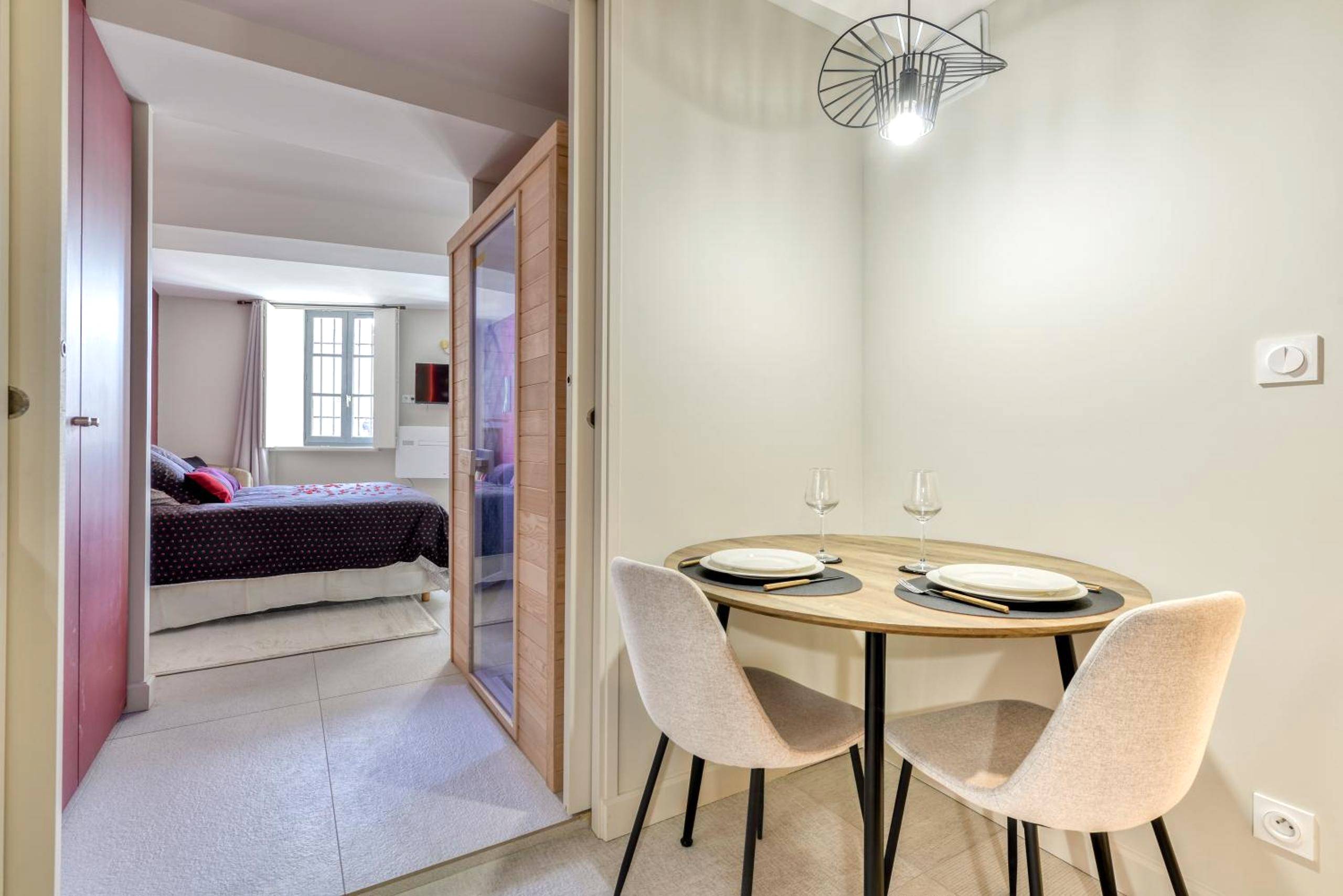 Photo - Les Gîtes de Laure - O Lit Divin, Instant de volupté, BALNEO SAUNA, Climatisation, Netflix, 160m de la Cité Médiévale