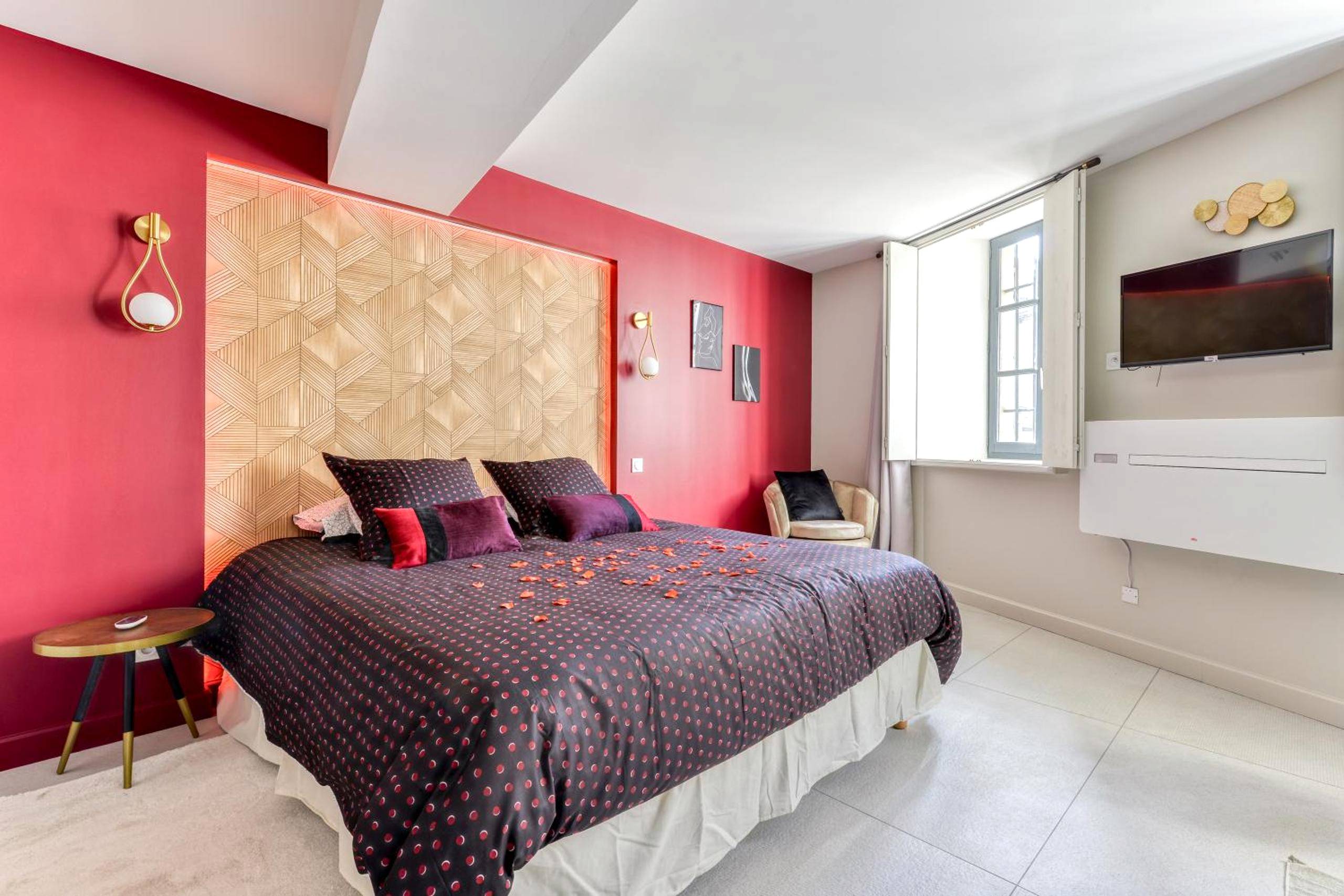 Photo - Les Gîtes de Laure - O Lit Divin, Instant de volupté, BALNEO SAUNA, Climatisation, Netflix, 160m de la Cité Médiévale