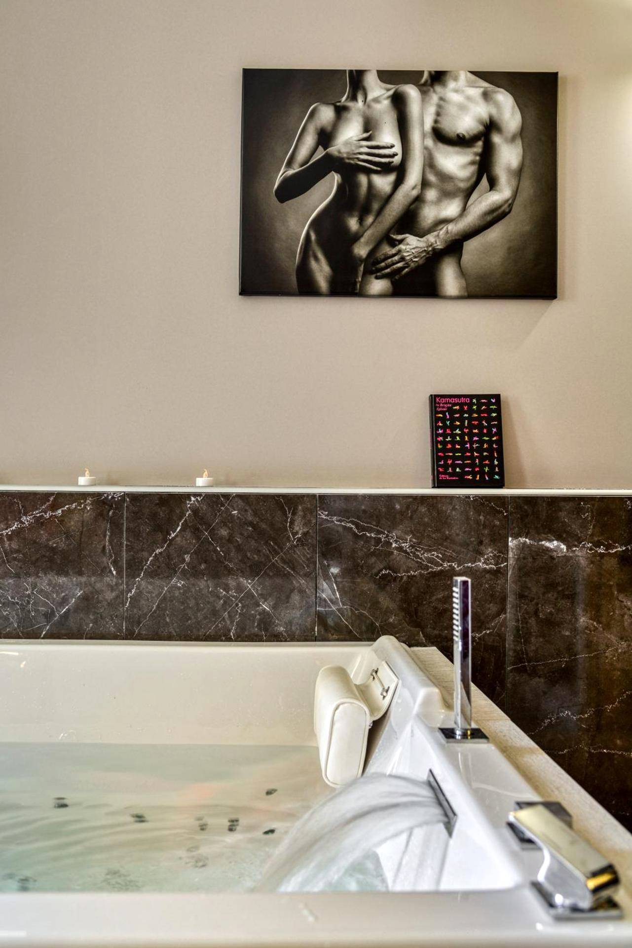 Photo - Les Gîtes de Laure - O Lit Divin, Instant de volupté, BALNEO SAUNA, Climatisation, Netflix, 160m de la Cité Médiévale