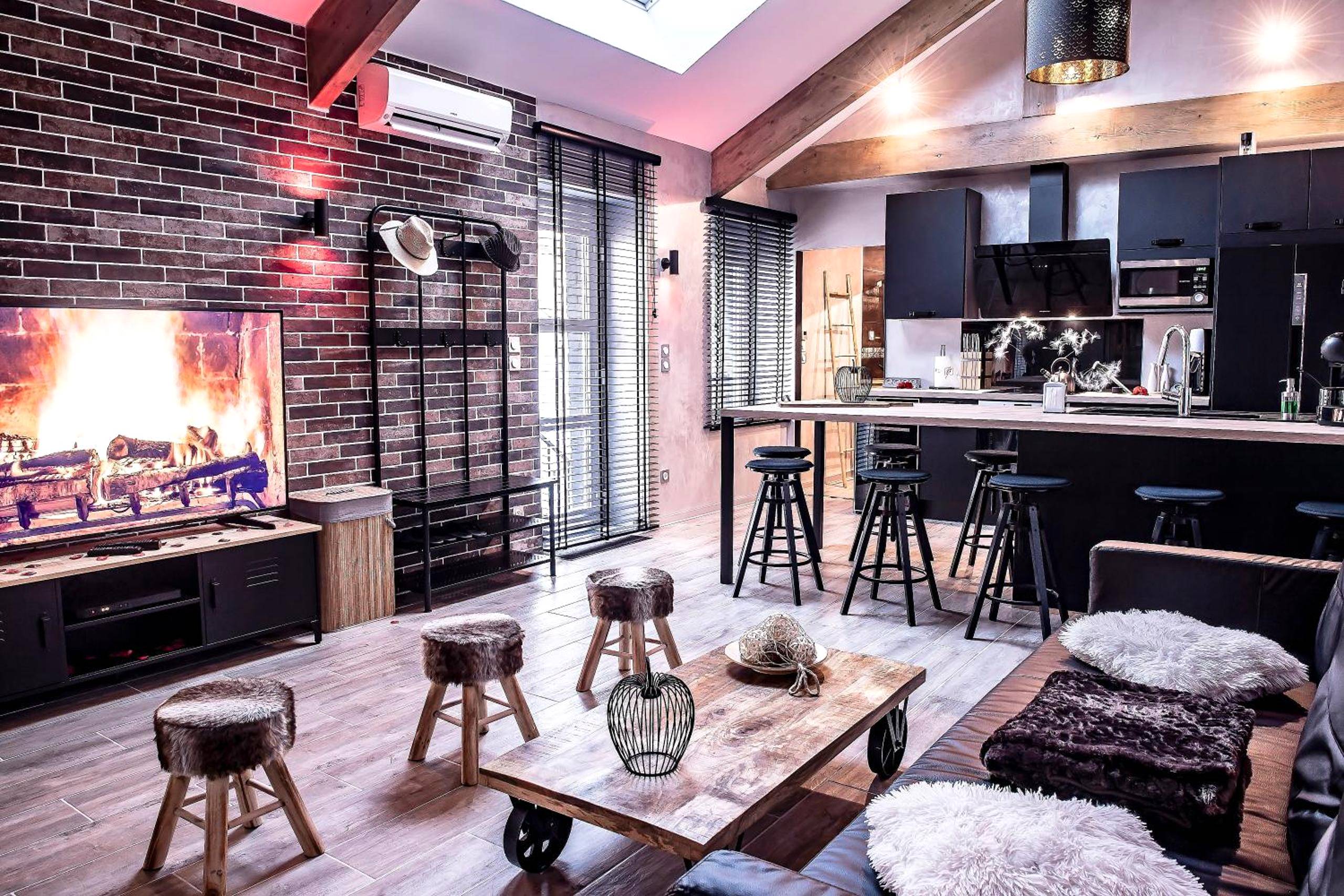 Salon industriel avec TV et cuisine équipée - Gite & Spa Privatif Glam'88 - Vosges