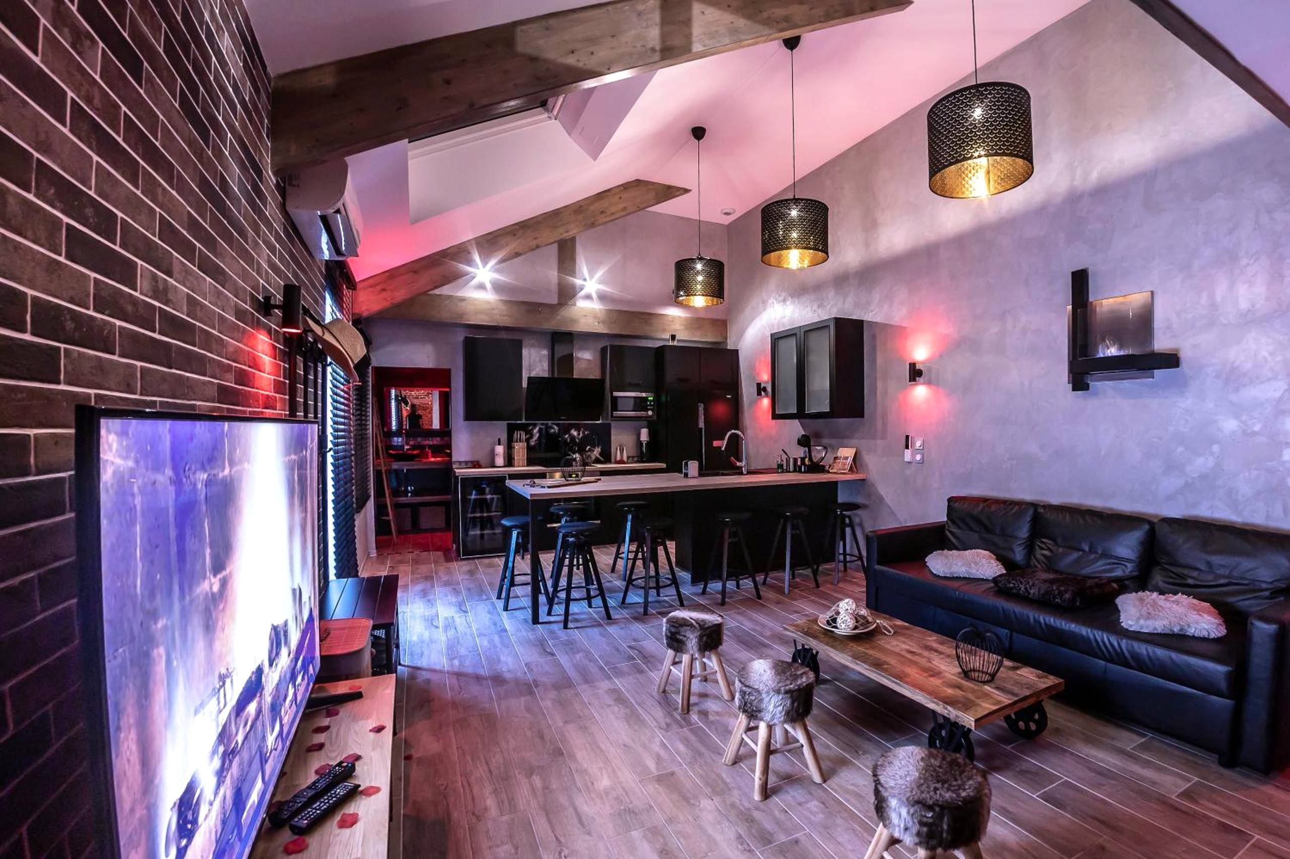 Espace de vie ouvert sous charpente apparente - Gite & Spa Privatif Glam'88 - Vosges