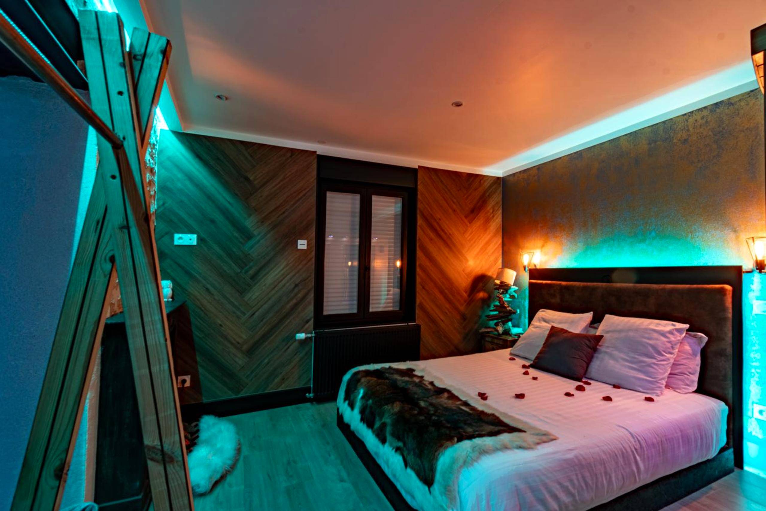 Lit double avec pétales et éclairage néon bleu - Love Room Dijon - "glamappartspa" Chalet Cosy, Chill & Parking