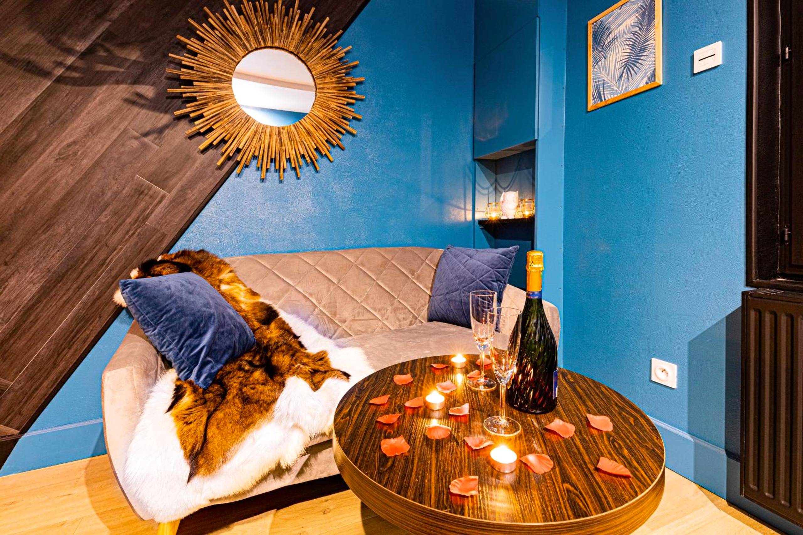 Canapé avec fourrure et table basse romantique - "glamappartspa" Chalet Cosy, Chill & Parking