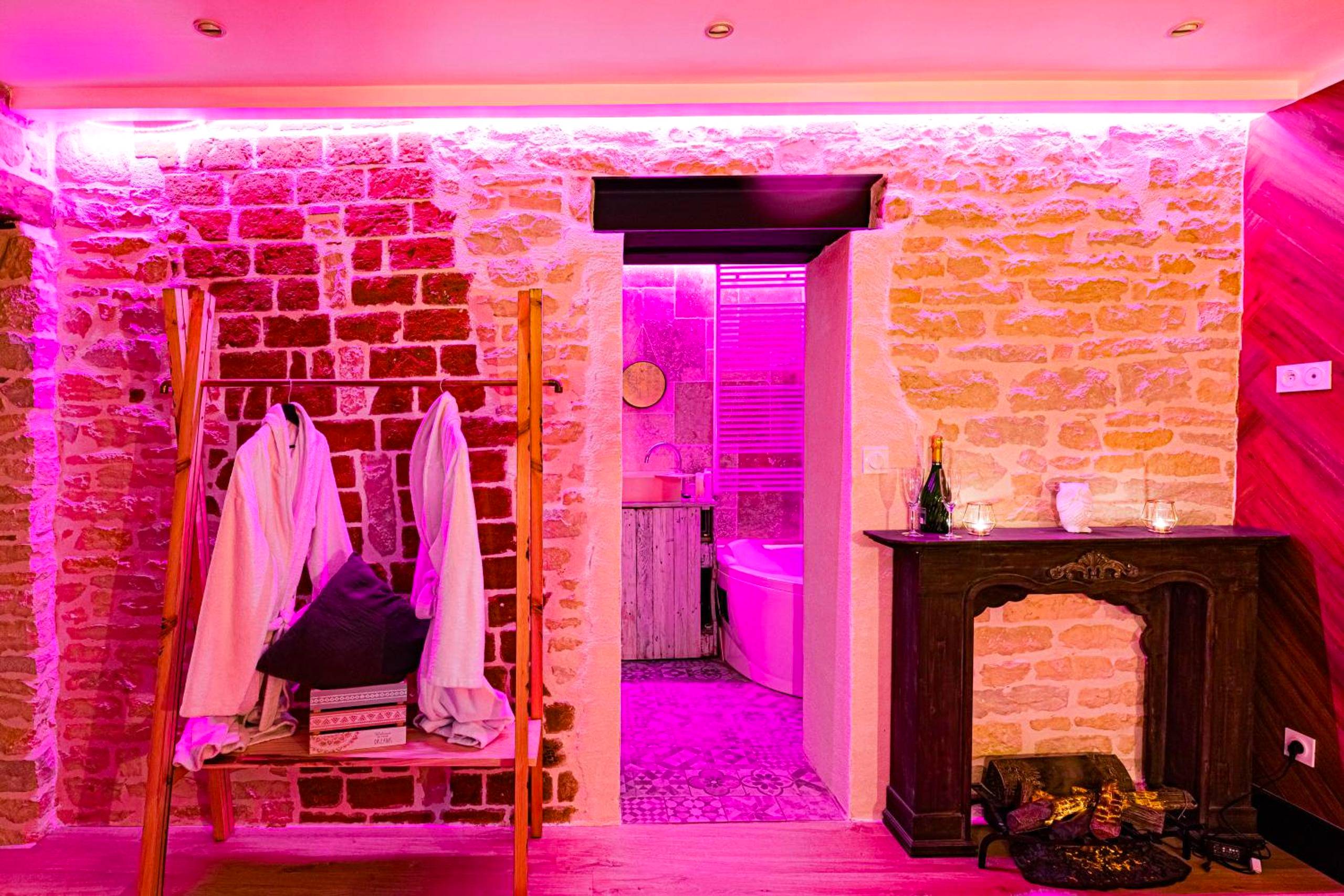 Murs en pierre, peignoirs et vue sur jacuzzi - "glamappartspa" Chalet Cosy, Chill & Parking