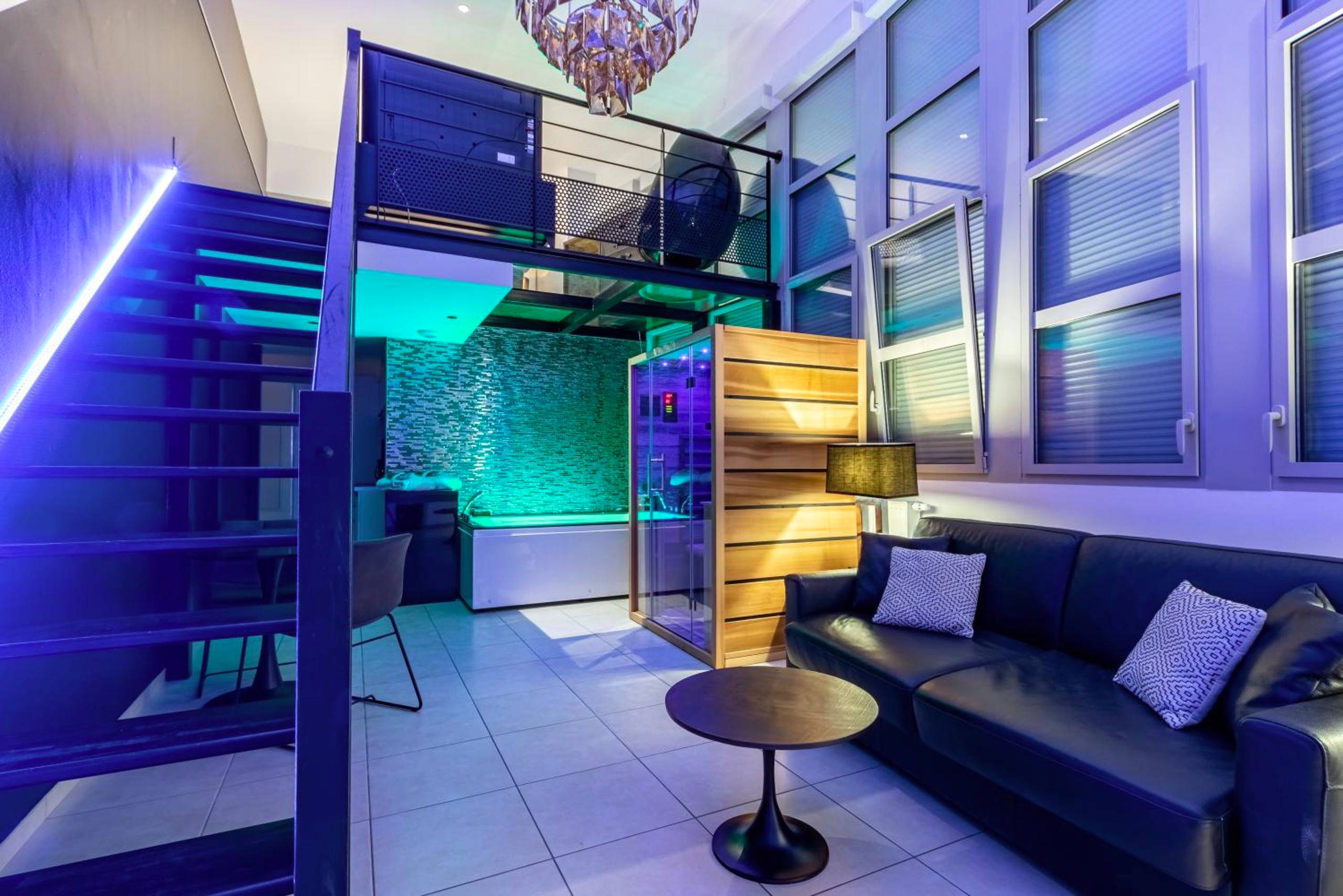 Espace détente avec éclairage LED bleu et vert - GlamappartSpa Prestige New - York expérience
