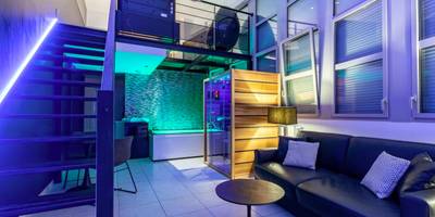 Espace détente avec éclairage LED bleu et vert - GlamappartSpa Prestige New - York expérience