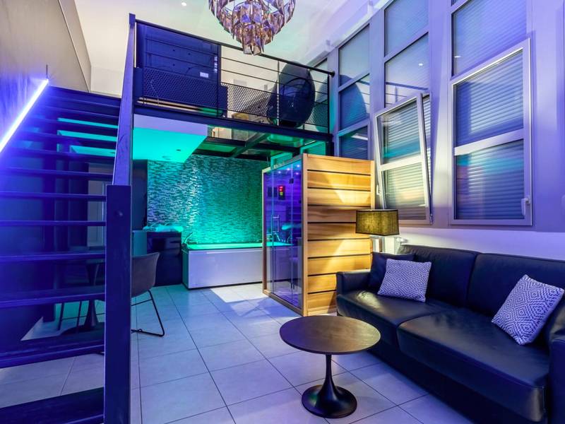 Espace détente avec éclairage LED bleu et vert - GlamappartSpa Prestige New - York expérience
