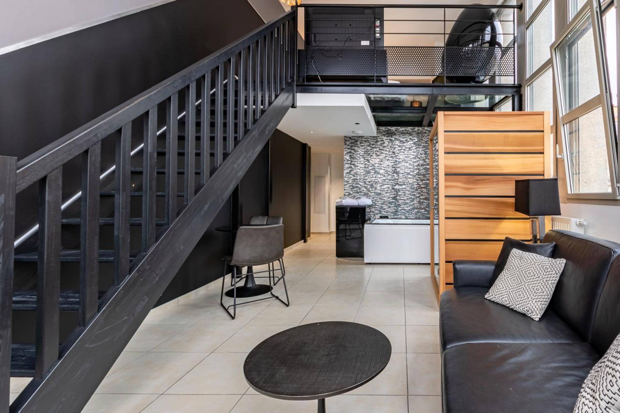 Vue sur escalier noir et baignoire balnéo - GlamappartSpa Prestige New - York expérience