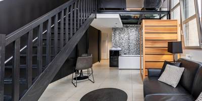 Vue sur escalier noir et baignoire balnéo - GlamappartSpa Prestige New - York expérience