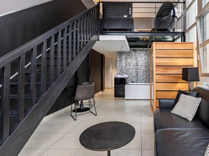 Vue sur escalier noir et baignoire balnéo - GlamappartSpa Prestige New - York expérience