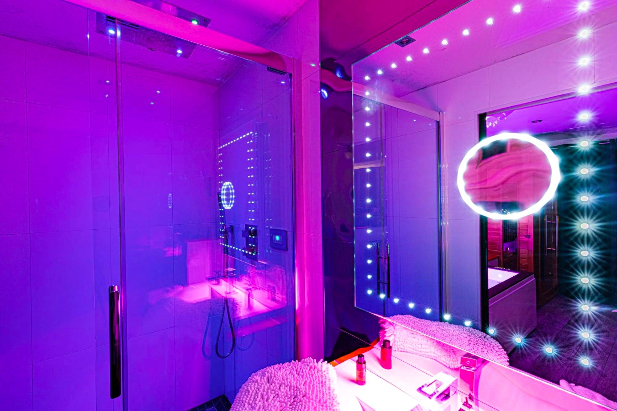 Salle de bain avec miroir lumineux et néons violets - GlamappartSpa Prestige New - York expérience