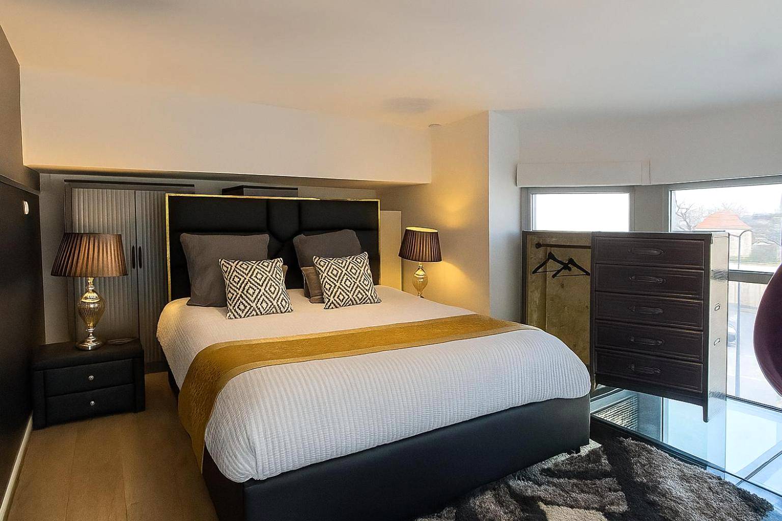 Chambre en mezzanine avec lit double et commode - GlamappartSpa Prestige New - York expérience