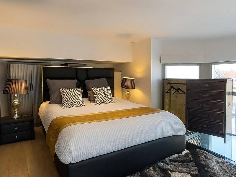 Chambre en mezzanine avec lit double et commode - GlamappartSpa Prestige New - York expérience