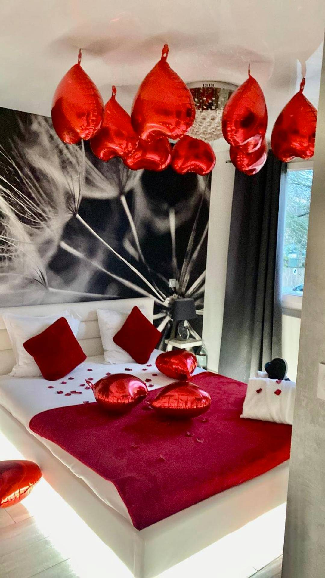 Lit avec ballons rouges en forme de cœur - Love Room Dijon - "glamappartspa" Surprise Luxe & Park