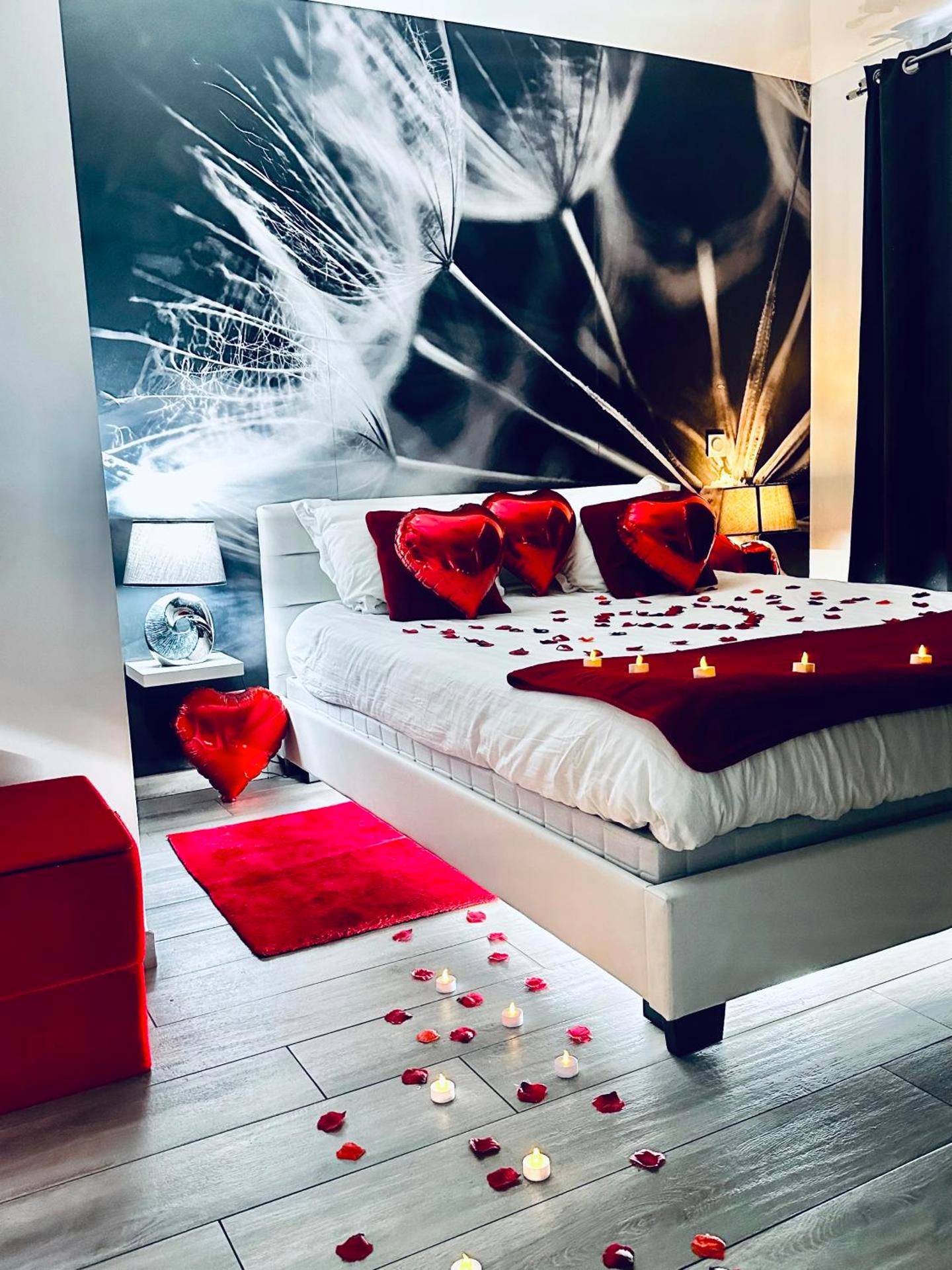 Lit décoré de pétales et bougies au sol - "glamappartspa" Surprise Luxe & Park