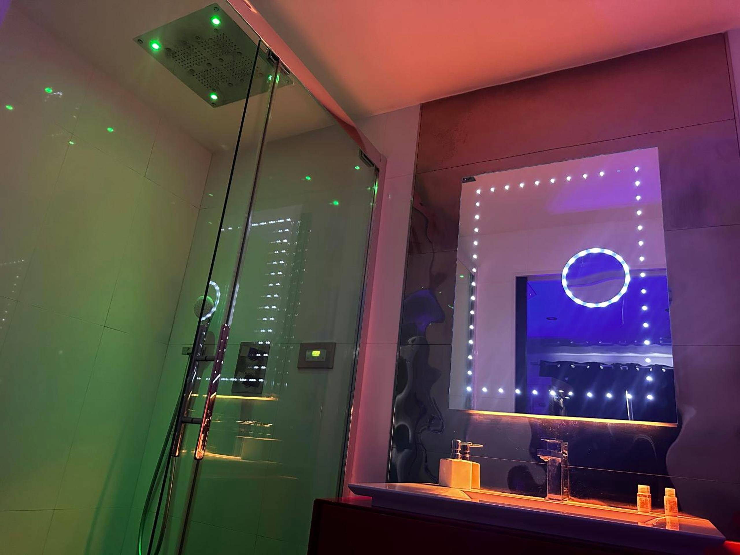 Douche à l'italienne et miroir lumineux - "glamappartspa" Surprise Luxe & Park