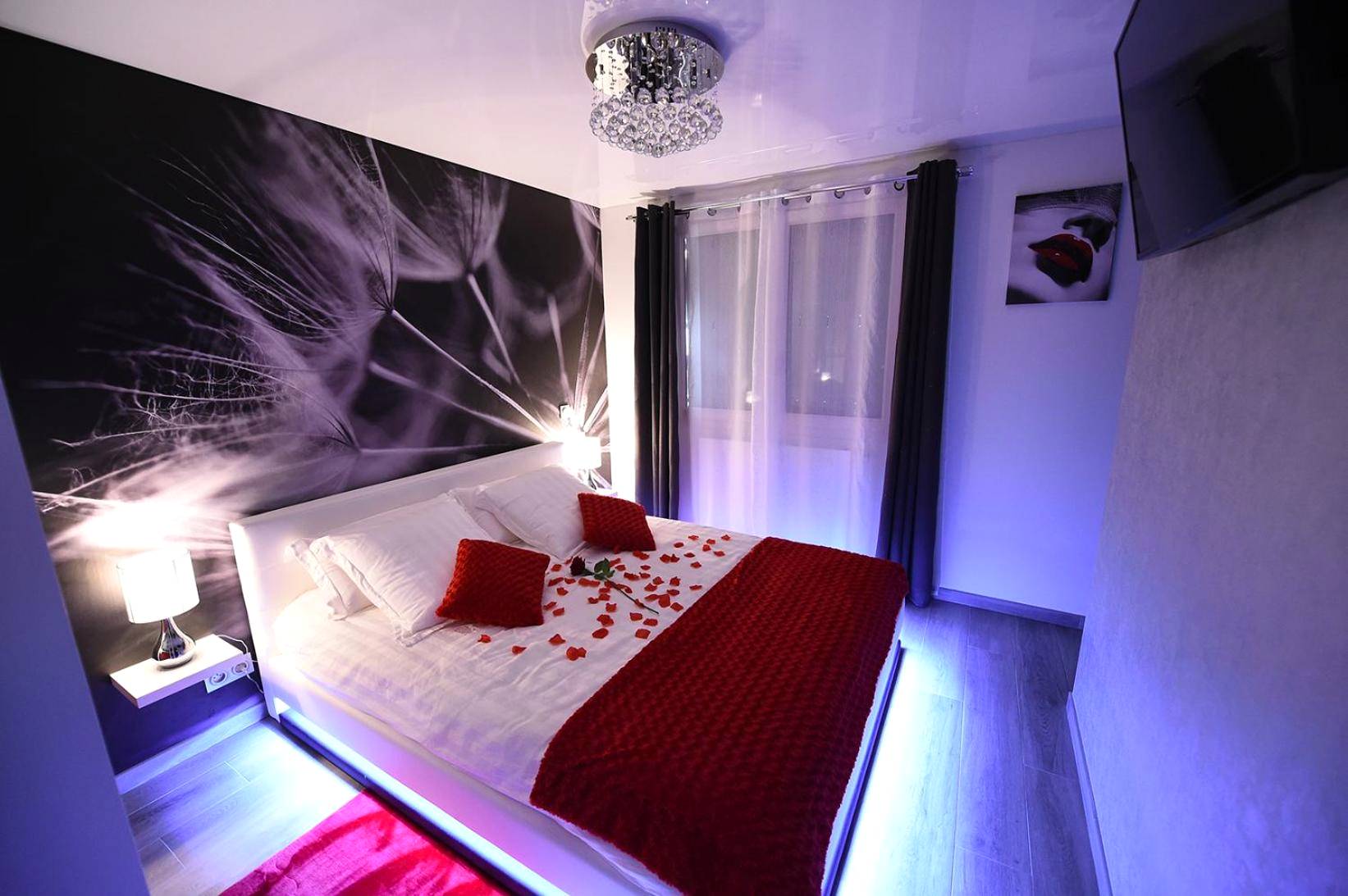 Chambre romantique avec éclairage LED bleu - "glamappartspa" Surprise Luxe & Park