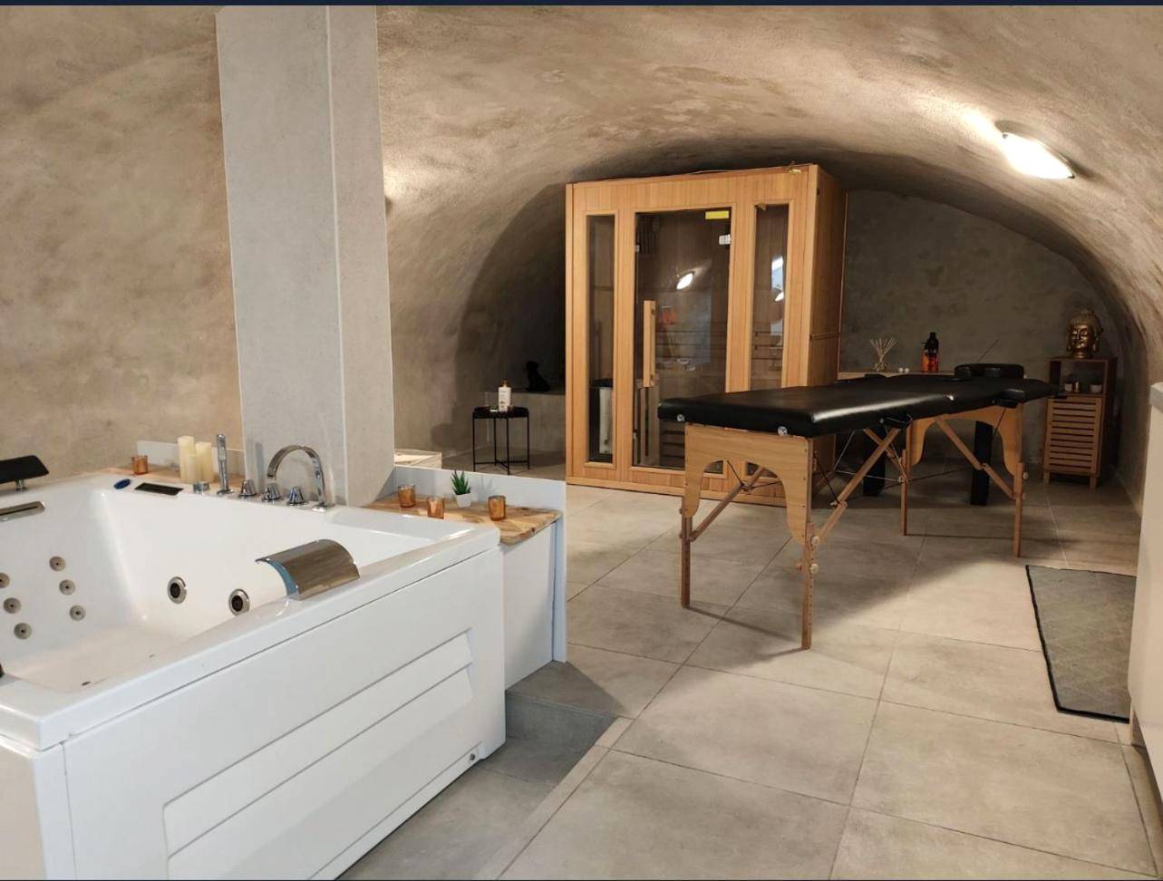 Espace bien - être avec jacuzzi, sauna et massage - Love Room Mur - sur - Allier - Studio Glamour avec espace balnéo privé