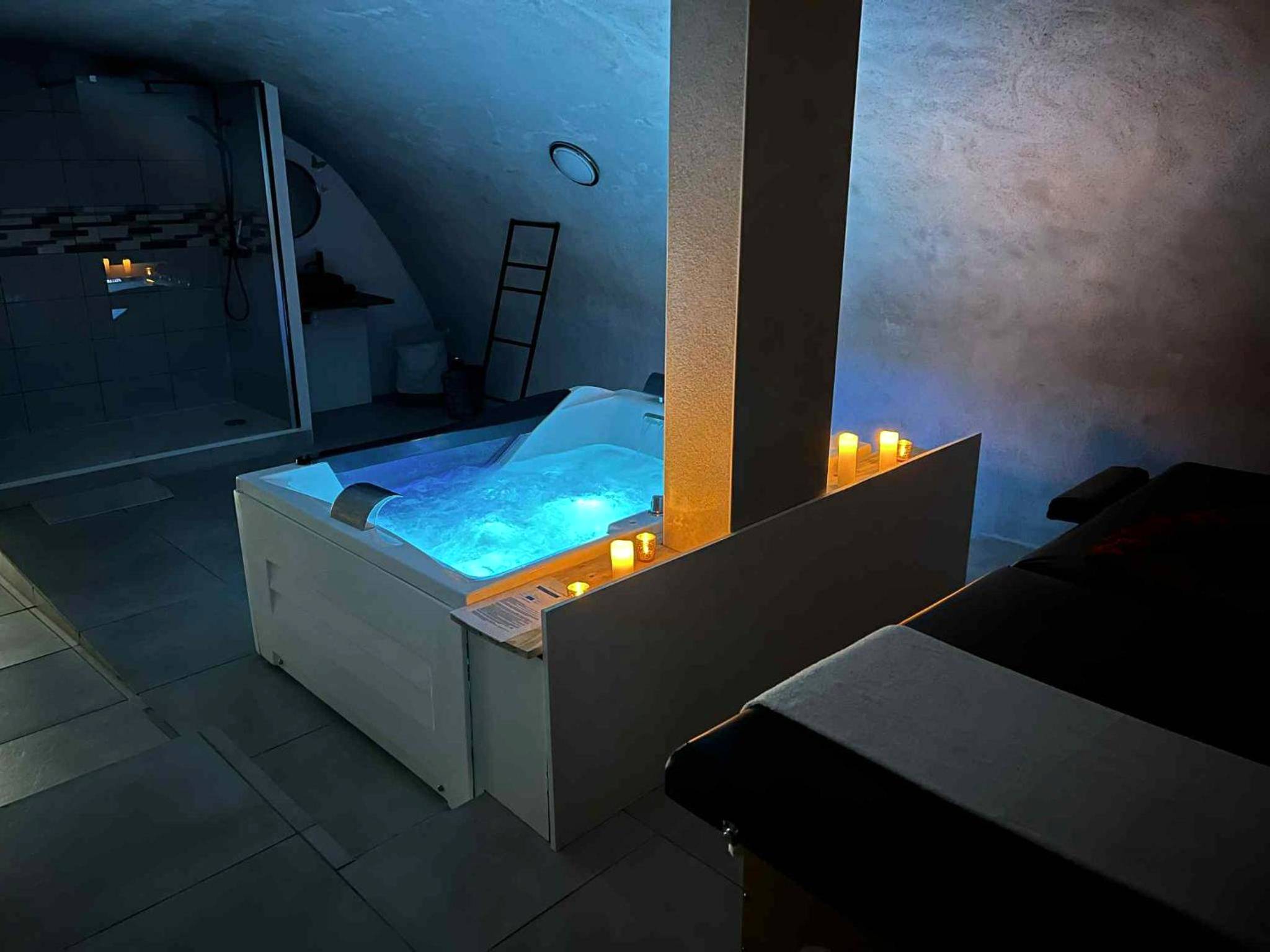 Jacuzzi privatif avec éclairage bleu et bougies - Studio Glamour avec espace balnéo privé
