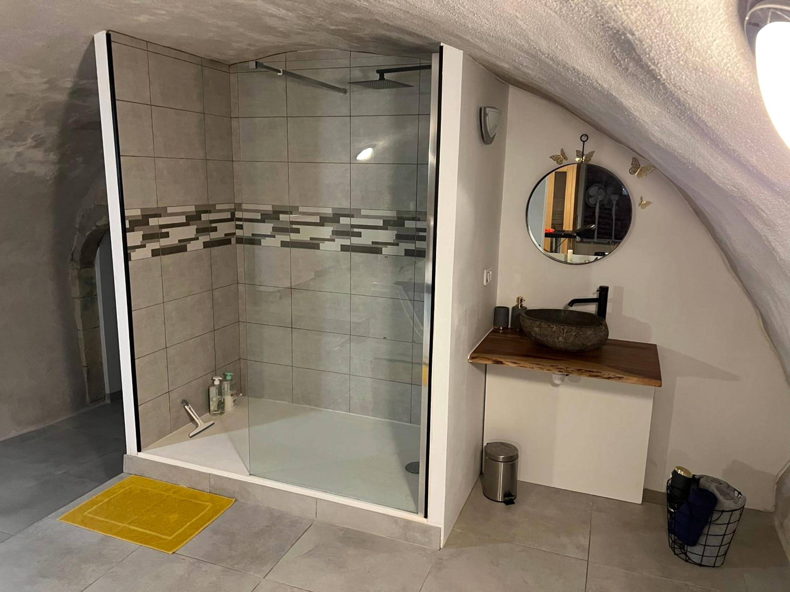 Douche à l'italienne et vasque en pierre - Studio Glamour avec espace balnéo privé