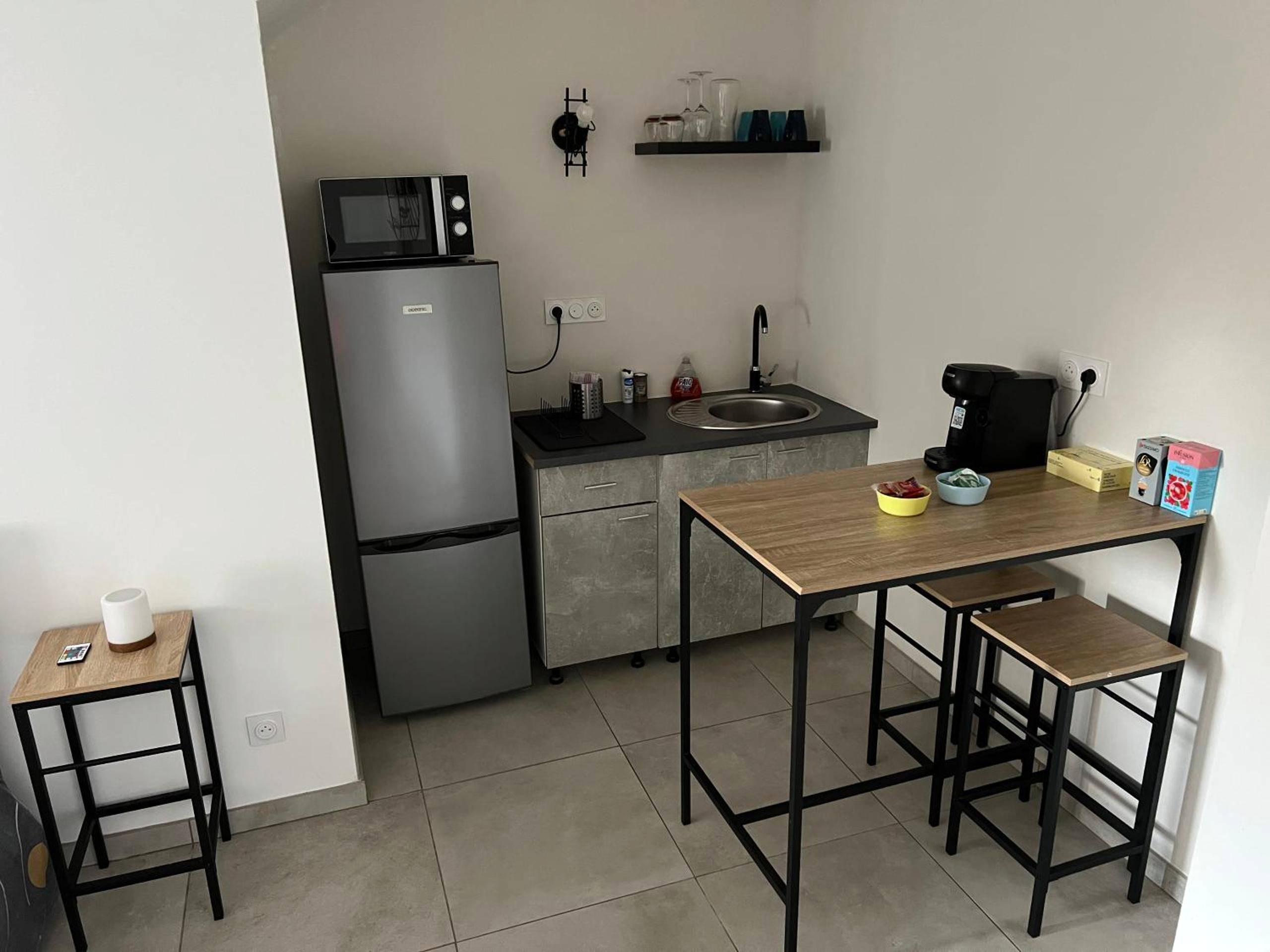 Coin cuisine équipé avec table haute - Studio Glamour avec espace balnéo privé