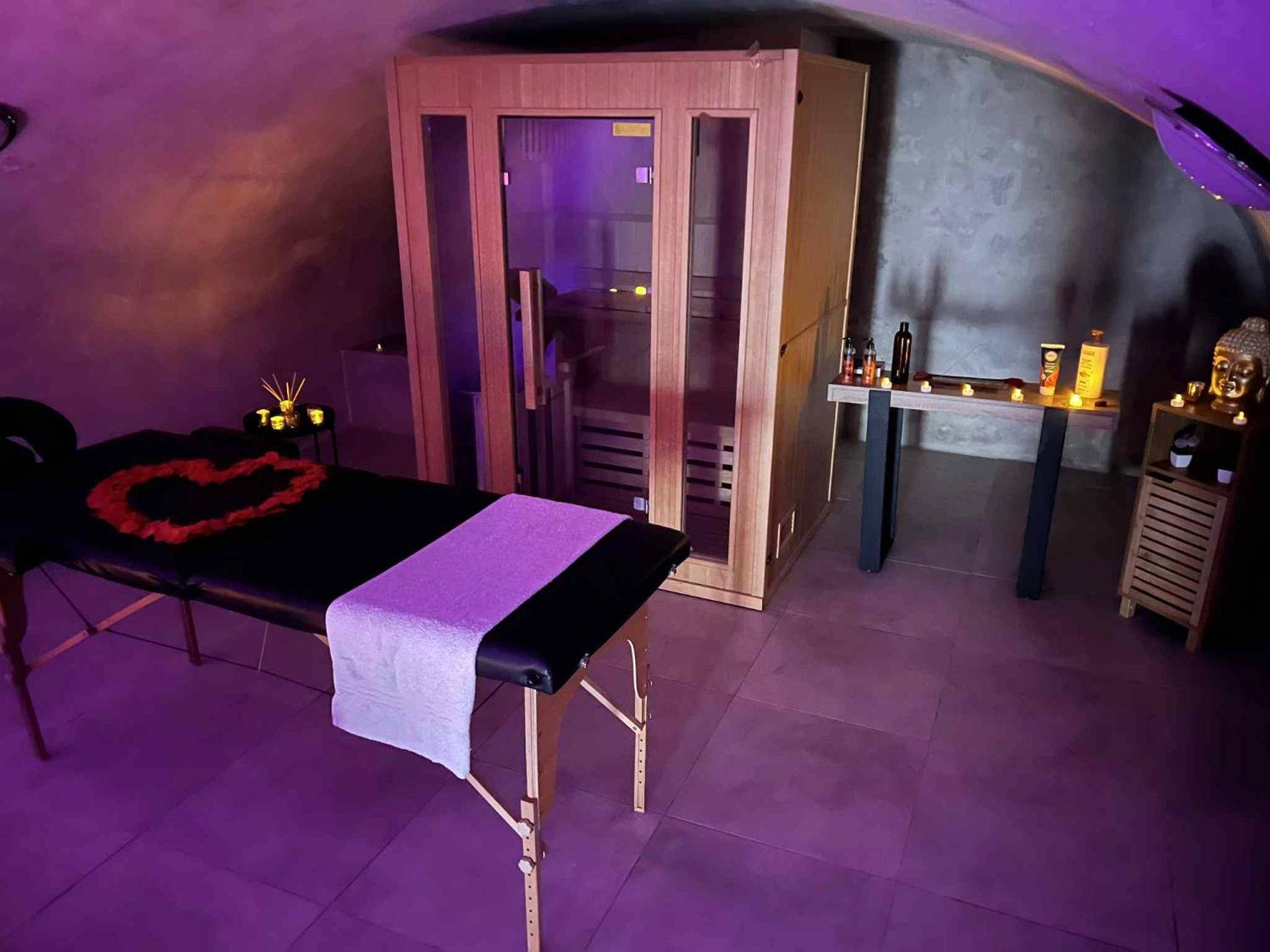 Table de massage et sauna sous voûte éclairée - Studio Glamour avec espace balnéo privé