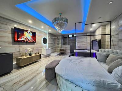 Lit rond capitonné et lustre en cristal - Love Room Rouen - Golden house - JACUZZI