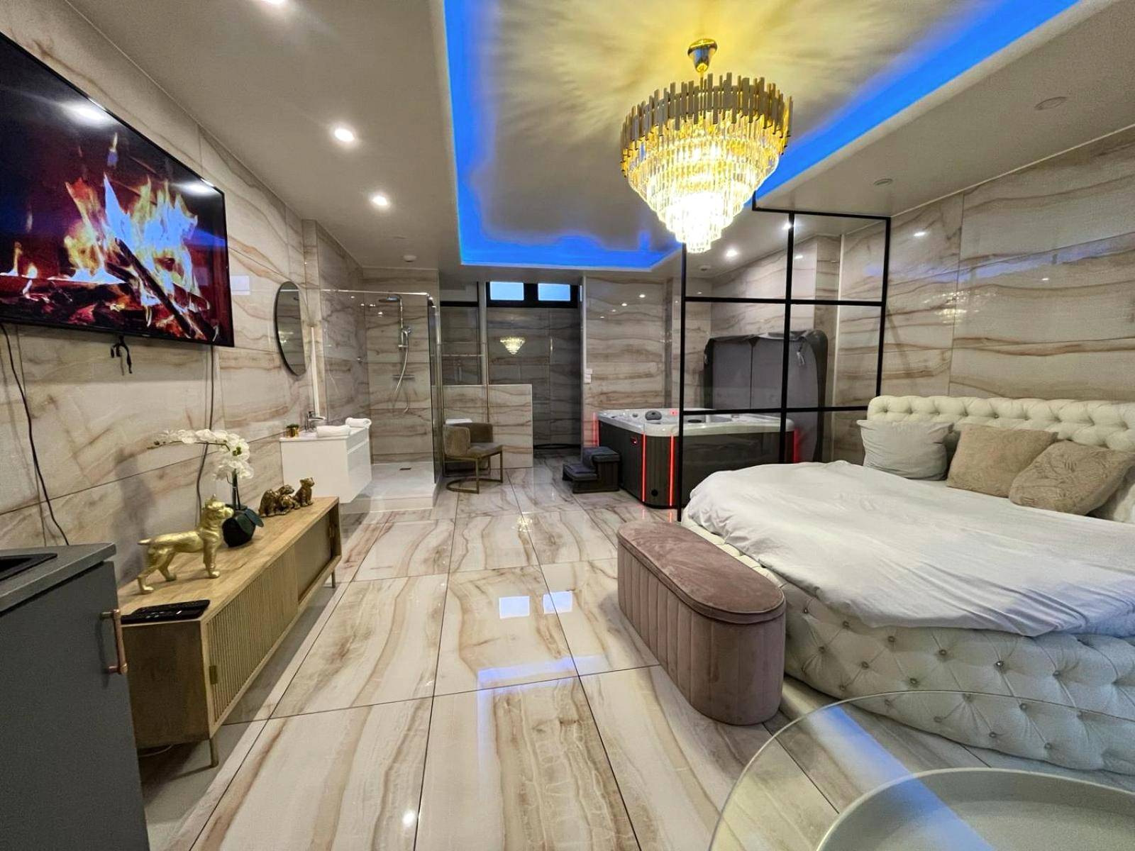Suite ouverte avec lit king size et jacuzzi - Golden house - JACUZZI