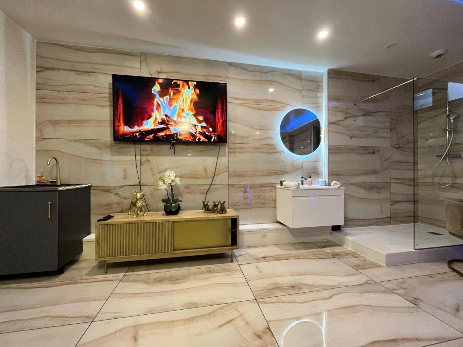 Espace salon avec TV grand écran et vasque - Golden house - JACUZZI