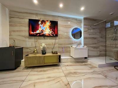 Espace salon avec TV grand écran et vasque - Golden house - JACUZZI