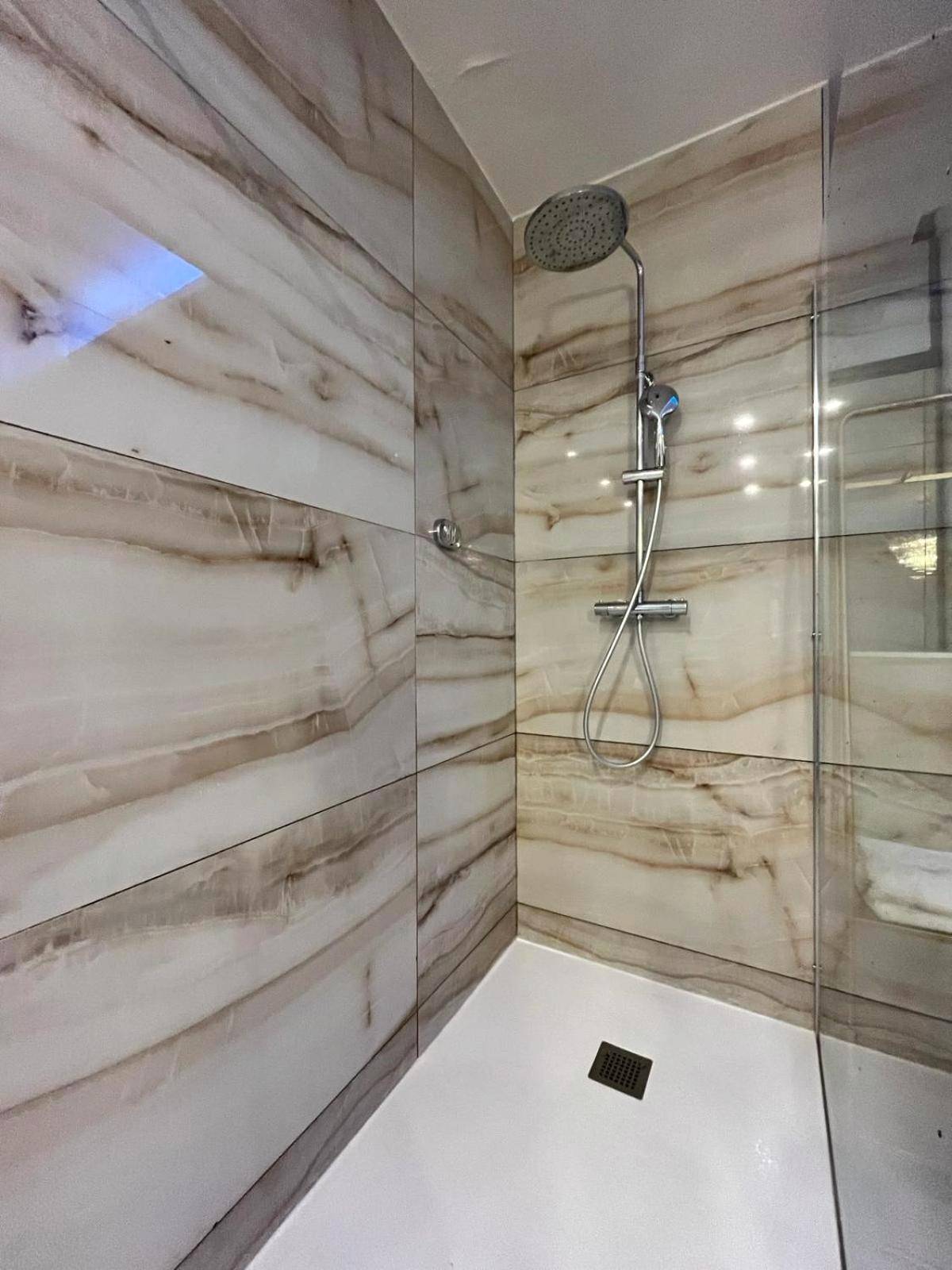 Douche à l'italienne avec parois marbrées - Golden house - JACUZZI