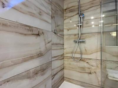 Douche à l'italienne avec parois marbrées - Golden house - JACUZZI