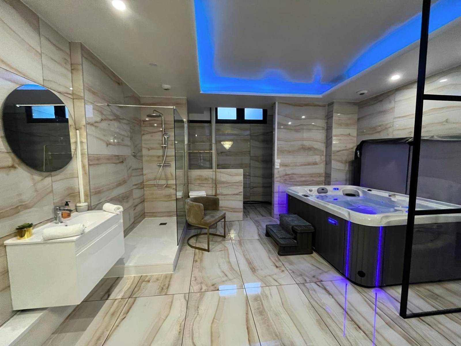 Jacuzzi privatif avec éclairage LED bleu - Golden house - JACUZZI