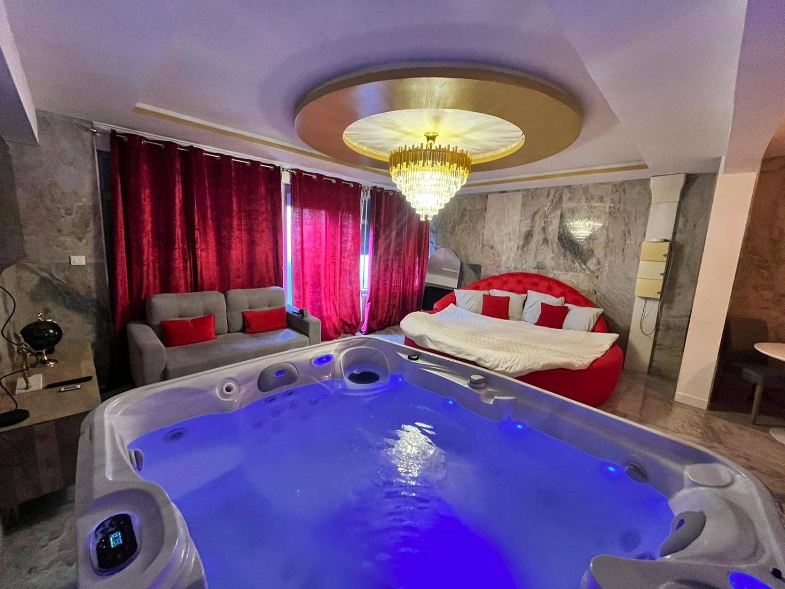 Jacuzzi privatif et lit rond sous un lustre - Love Room Rouen - Golden Love - Jacuzzi