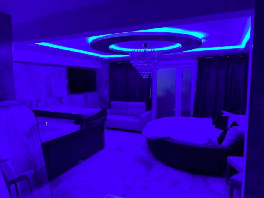 Ambiance nocturne avec éclairages LED bleus - Golden Love - Jacuzzi