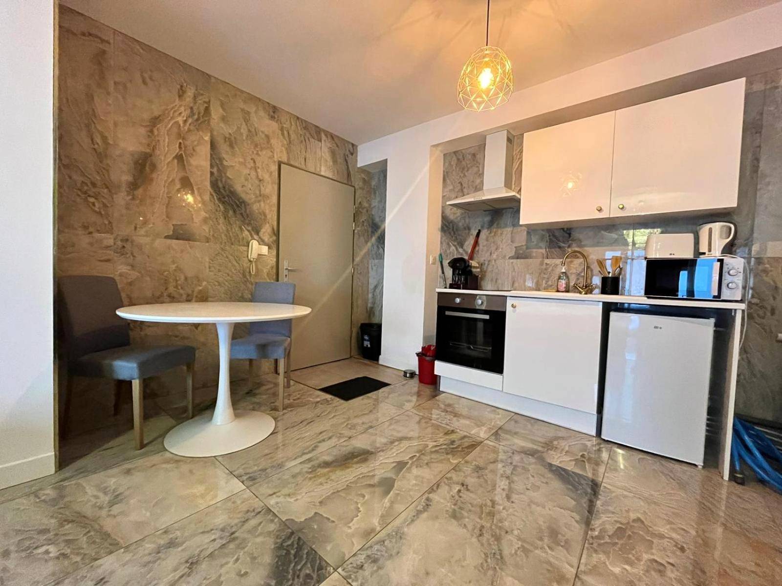 Cuisine équipée et coin repas moderne - Golden Love - Jacuzzi