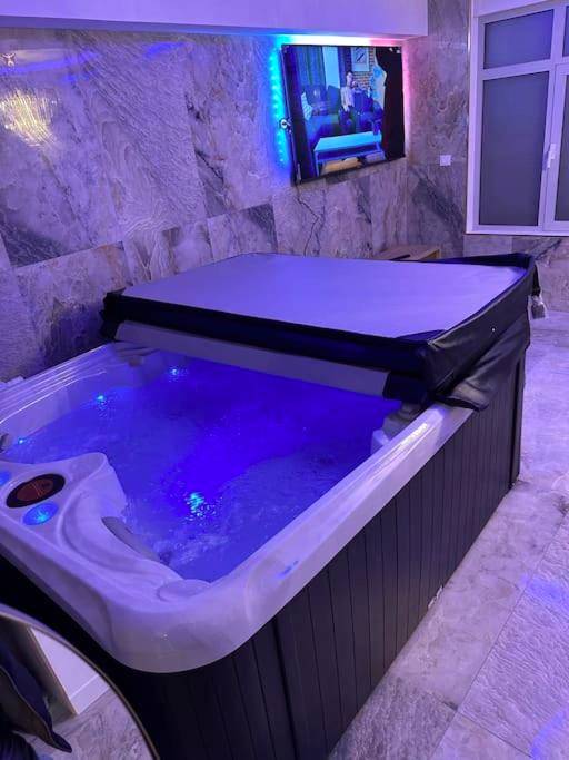Jacuzzi avec buses massantes et écran TV - Golden Love - Jacuzzi