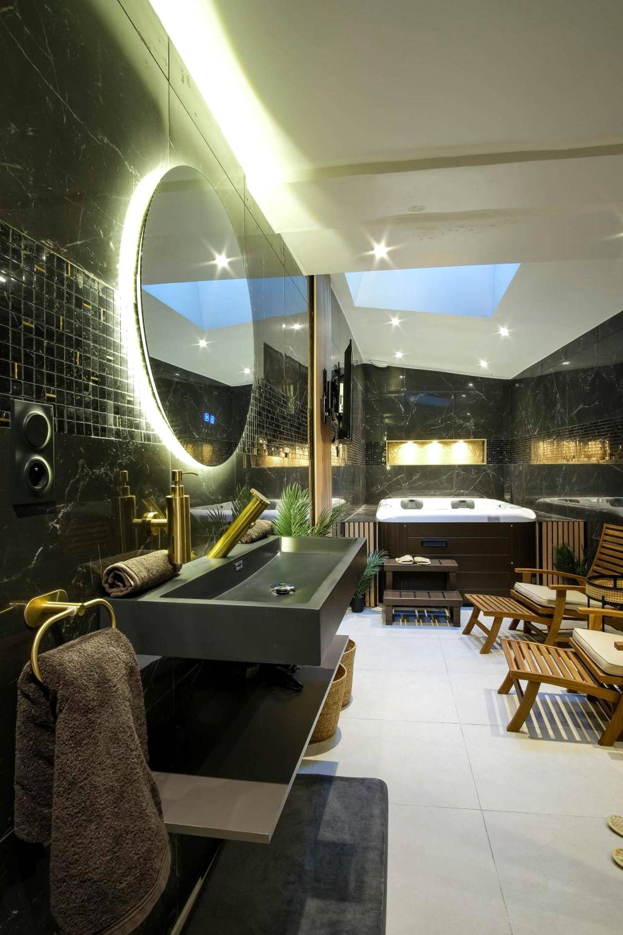 Salle de bain avec vasque noire et jacuzzi - Love Room Cambrai - La Golden Suite