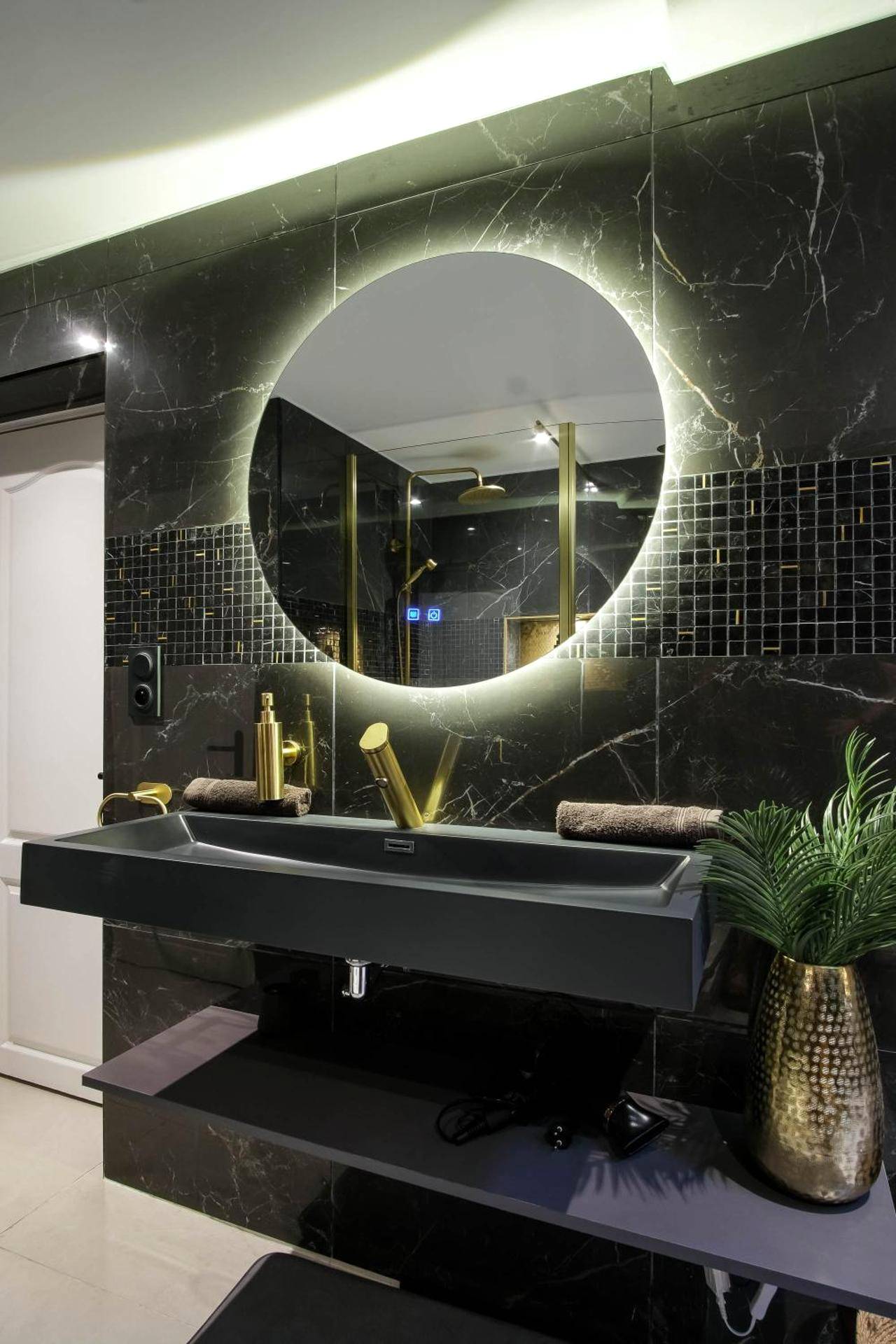 Miroir rond rétroéclairé et robinetterie dorée - La Golden Suite