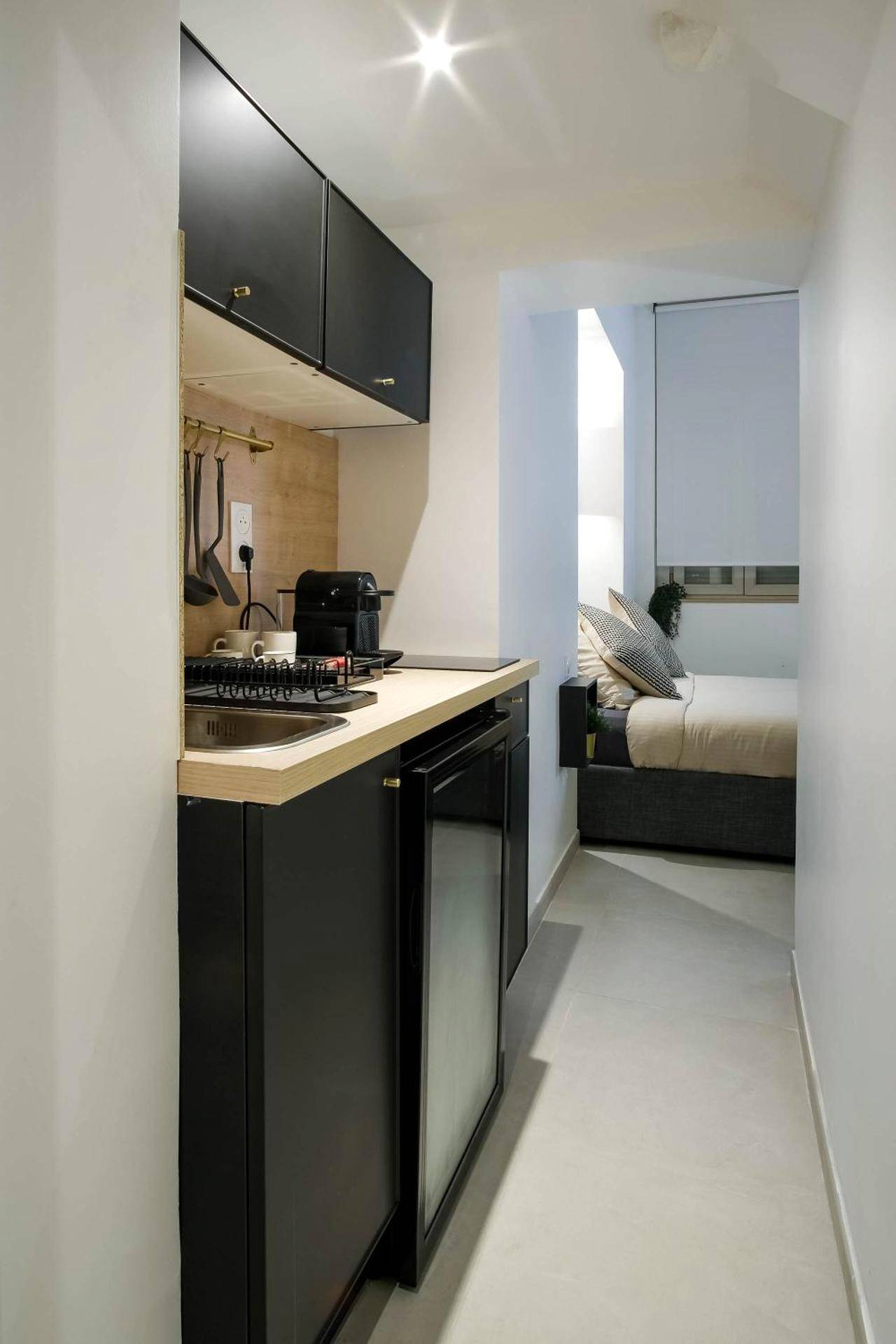 Kitchenette équipée ouverte sur la chambre - La Golden Suite