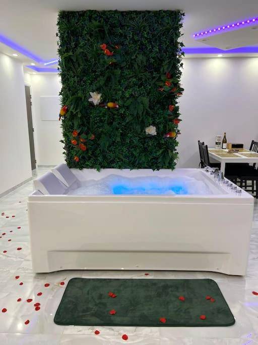 Baignoire balnéo devant un mur végétal - Golden seconds