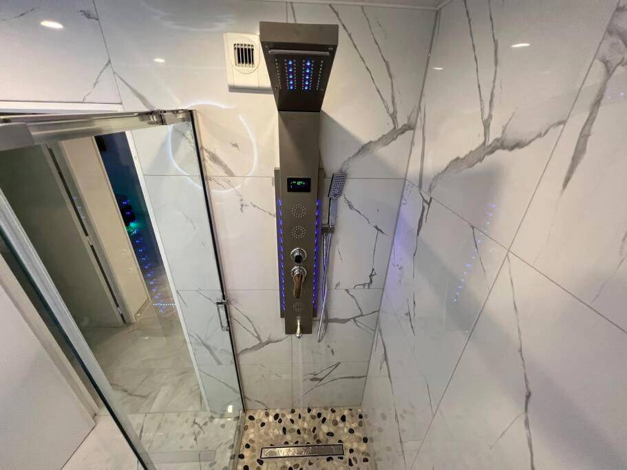 Colonne de douche hydromassante moderne - Golden seconds