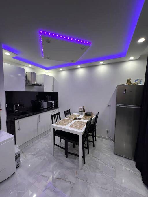 Cuisine équipée et coin repas avec leds bleues - Golden seconds