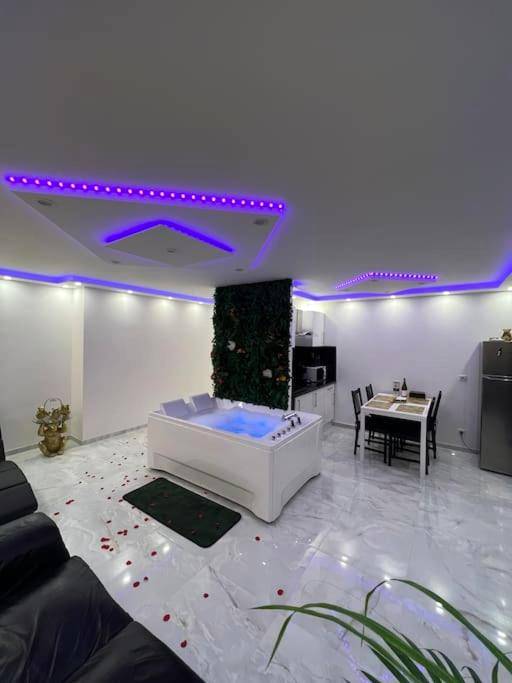 Vue d'ensemble du salon avec jacuzzi et néons - Golden seconds