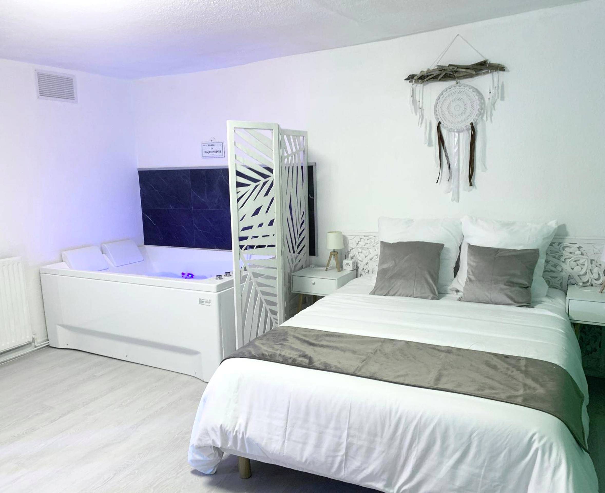 Chambre avec lit double et baignoire balnéo - Love Room Saint - Étienne - Le Golf Balnéo - Cosy & SPA - Appartement