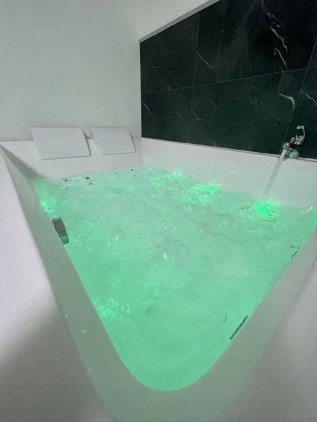 Baignoire balnéo avec éclairage vert - Le Golf Balnéo - Cosy & SPA - Appartement