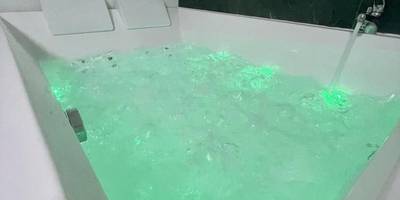 Baignoire balnéo avec éclairage vert - Le Golf Balnéo - Cosy & SPA - Appartement