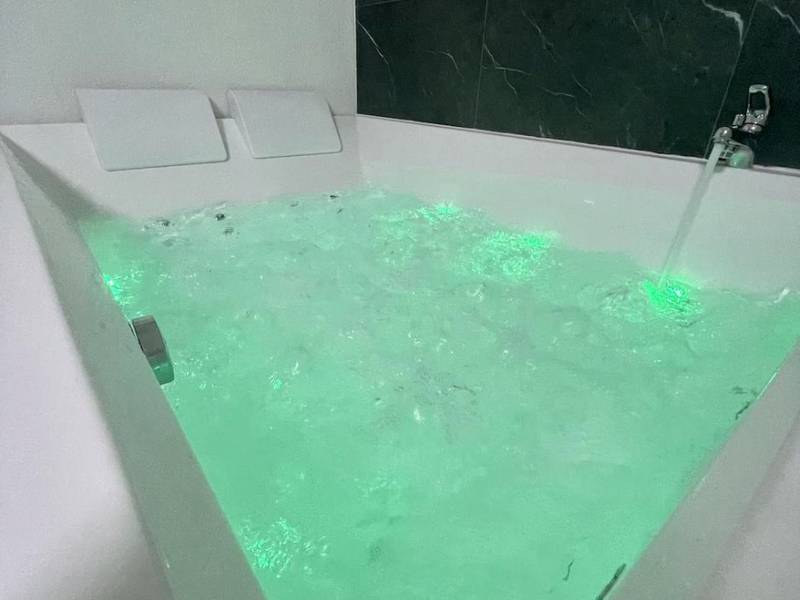 Baignoire balnéo avec éclairage vert - Le Golf Balnéo - Cosy & SPA - Appartement