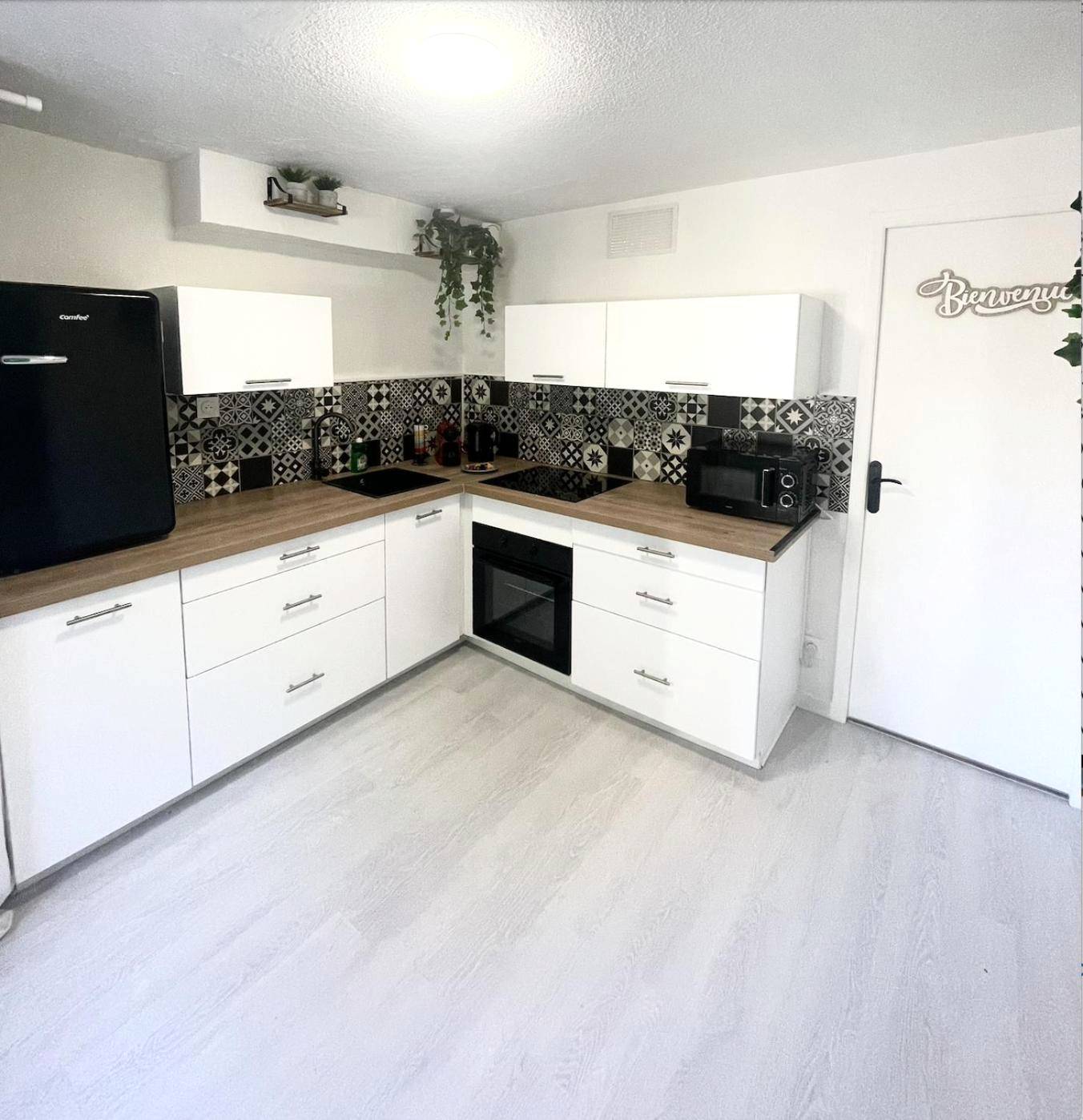 Cuisine équipée moderne avec crédence à motifs - Le Golf Balnéo - Cosy & SPA - Appartement